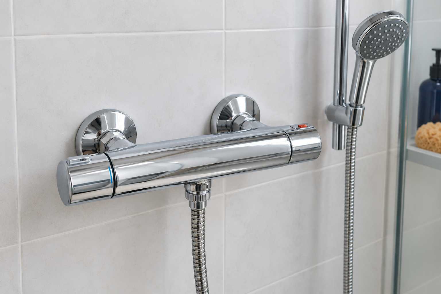 Mitigeur mural de douche et ses deux raccordements accessibles.